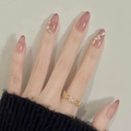 Détail de faux ongles œil de chat ovales rose nude avec feuille d'or et bague nœud - M / 10 Pièces/Paquet (Fait à la main) / Couleur Perle et Jade (BY1899)