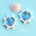 Dettaglio di ciondoli ad ancora e timone in resina 2,8x2,8 cm per creazioni fai-da-te marine - Timone Bianco