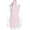 Dettaglio di un abito attillato rosa con texture a pieghe elegante e collo a lupetto - S / Rosa