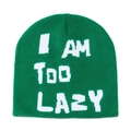 Detailweergave van de smaragdgroene gebreide muts met witte I AM TOO LAZY borduring - M (56-58cm) / Groen