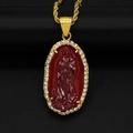 Dettaglio del ciondolo ovale dorato con rilievo rosso della Vergine Maria e strass - Solo Ciondolo / Rosso