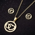 Dettaglio di parure con collana dorata e orecchini a cuore su sfondo nero glitterato - Stile 037 (Cuori Intrecciati) / Oro