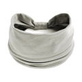 Dettaglio fascia elastica per yoga grigio chiaro con nodo su sfondo bianco pulito - Grigio Argento