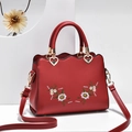 Borsa in pelle rossa con ricamo floreale bianco e dettagli in metallo dorato a cuore - Rosso