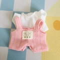 Rosa Strick-Latzhose und weißes T-Shirt Set für 17cm Plüschpuppen mit Hasenmuster - Passend für 17cm Puppe / Weißes T-Shirt + Latzhosenset / Weiß/Rosa