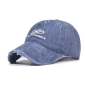 Dettaglio del cappellino da baseball in cotone lavato blu navy con bordi usurati e ricami bianchi - Blu navy