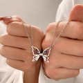 Pärchen-Halskette mit Schmetterlings-Anhänger, Magnetverschluss und lila Strass - Schmetterling Stil (M-695)