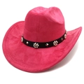 Détail d'un chapeau de cowboy rose avec clous argentés et ornements floraux en perles sur cuir - Rose rouge