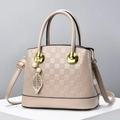 Elegante borsa a tracolla beige a scacchi con finiture dorate e ciondolo di perle su bianco - Cachi