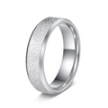Detalle macro del anillo de boda plateado arenado con bordes biselados - US 6 / Plateado