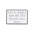 Minimalistische weiße Emaille Brosche mit schwarzem Text Hell Is Empty und Metalldetail - Hell Is Empty Slogan Stil (QHXZ059)