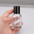 Dettaglio macro di flacone spray da 30 ml in vetro con testina spray nera - 30ml