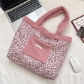 Détail du sac cabas léopard rose avec poche texturée et anses en peluche douces - Rose