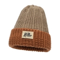 Gorro de punto bicolor camello y marrón rojizo con textura de gofre y etiqueta de moda - Camello Claro y Marrón Rojizo