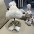 Gorro de punto blanco de invierno con forro de piel sintética, pompón y orejeras - M (56-58cm) / crema