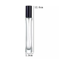 Vue macro d'un flacon pulvérisateur en verre de 10ml, dimensions 12,6cm par 1,9cm avec capuchon - Cylindre Noir