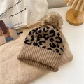 Berretto in maglia leopardata con pompon in ecopelliccia e risvolto per l'inverno - Cachi