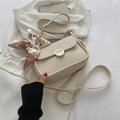 Schicke cremefarbene Schultertasche mit goldener Schnalle und elegantem Seidenschal - Weiß