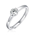 Makroaufnahme eines verstellbaren Silberrings mit einem runden Moissanit im Brillantschliff - Einstellbar Offen / Einzelner Diamant Fassung Stil (R13336-6.5mm/1 Karat)
