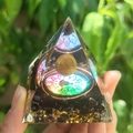 Pyramide Orgone tenue en main avec boule de cristal dorée et gravier noir chakra - Style 35