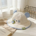 Dettaglio cappello sole neonato a forma di panda con orecchie blu, ricami e piccolo fiore - 48-50cm (1-2 anni) / Blu