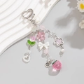 Dettaglio del ciondolo fragola rosa e catena di perle con chiusura a cuore - Stile Tulipano Fragola Rosa (0237)