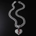 Collar de cadena cubana con colgante de corazón roto y gemas rojas sobre fondo negro - Collar Con Colgante / Cadena Cubana 50cm / Plateado