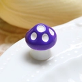 Vista macro di fungo decorativo viola a pois bianchi per decorazioni e fai da te - Viola