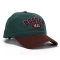 Λεπτομέρεια του κεντήματος Boston 1630 σε vintage πράσινο και καφέ βαμβακερό καπέλο - Σκούρο Πράσινο και Καφέ (D)