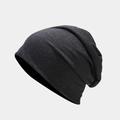 Détail de la maille du bonnet slouchy gris foncé avec un tissu double couche doux - Gris clair