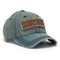Detalle de gorra de béisbol de mezclilla azul desgastada con bordado Boston y flecos - Talla Única(Ajustable) / Estilo de parche lavado azul medio (C)