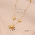 Collier fleur dorée en acier inoxydable avec trois perles sur un fond beige doux - Style Fleur de Perle (3#)