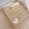 Detail van gouden evil eye ketting met paarse halve maan en wit emaille op zijde - Paarse Maan Boze Oog Stijl (D303)