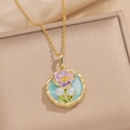 Barokke emaille bloemenhanger met zoetwaterparels aan een goudkleurige vintage ketting - Blauw