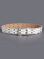 Dettaglio della cintura punk in pelle bianca con doppia fila di occhielli argentati e fibbia doppia - 3,8 CM Doppia Occhiellatura + Piccole Borchie / Bianco