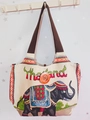 Detail der thailändischen Canvas-Tasche mit Elefanten-Stickerei und Holzknopfverschluss - Stil 60-Beige Thailand Elefant