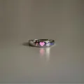 Verstelbare metalen ring met een lichtgevende roze hartbedel in minimalistische stijl - Hart Alfabet (I Him) / Standaard Verpakking