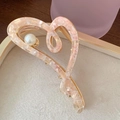 Pink heart-shaped acetate hair claw with gold metal base and pearl detail in a tray - 11.5cm / Pink White