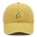 Dettaglio del ricamo a fulmine giallo su un cappellino in cotone lavato vintage - Giallo