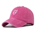 Dettaglio del cappellino rosa lavato con ricamo a cuore bianco e scritte EXO - Regolabile / Cuore Rosa Fucsia