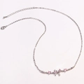Collar de lazo plateado con circonitas de corazón rosa en una fina cadena de eslabones - Oro Blanco