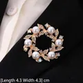 Detailansicht einer 4,3 cm Vintage-Blumenbrosche mit weißen Perlen und Strasssteinen - Runder Kranz-Stil (B35)