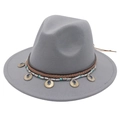 Dettaglio cappello in feltro grigio con perline turchesi e pendenti etnici con gemme - Grigio chiaro