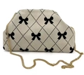 Gebreide beige wolkentas met zwarte strikpatronen en een elegante gouden ketting - Gebreide kettingtas / Beige strik argyle