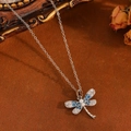 Detailansicht der Libellen-Halskette mit blauen Steinen und weißen Perlen - Silber Blaue Zirkonia Libellenkette (T031)