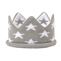 Dettaglio di corona in maglia grigia e bianca con motivi a stella per neonati e bambini - Grigio (Stella)