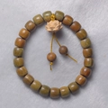 Armband aus grünem Sandelholz mit handgeschnitztem Lotus-Anhänger im traditionellen Zen-Stil - 8x9mm Tonnenperlen 22 Stk. Mit Lotusblüten-Anhänger