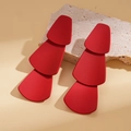 Detailansicht matter roter geometrischer Ohrringe mit dreilagiger fächerförmiger Textur - Rot