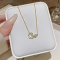 Collana in acciaio al titanio dorato con ciondolo a farfalla in conchiglia e cuore lucido - Stile Conchiglia a Farfalla e Cuore (X648) / Oro