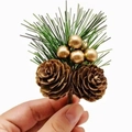 Pigna natalizia con aghi verdi e bacche dorate per decorazioni natalizie fai da te - Aghi di pino 5 bacche d'oro 2 pigne vere / Oro